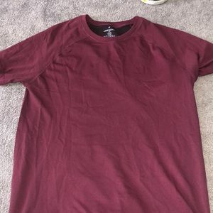 MENS FABLETICS MAROON WORKOUT TEE. SIZE LARGE.